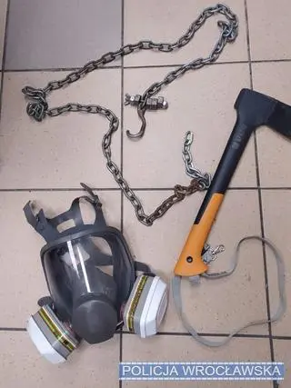 Mężczyzna miał przy sobie łańcuch i siekierę