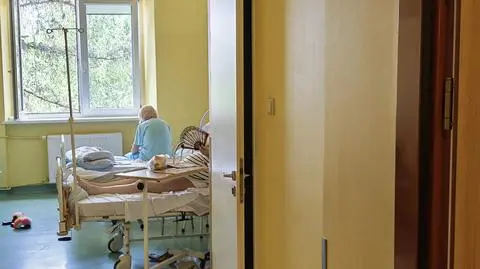Pacjentka schładzała się przy pomocy wachlarza 