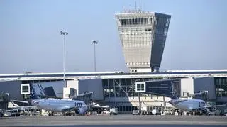 "Niezidentyfikowane obiekty", zamknięte lotnisko. Samolot zawrócił do Warszawy 