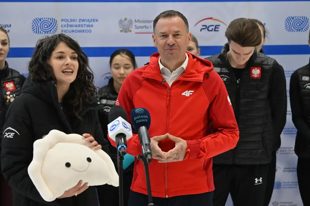 Wiceminister sportu i turystyki Piotr Borys w trakcie Zimowych Igrzysk Olimpijskich z "Pieroguszką"