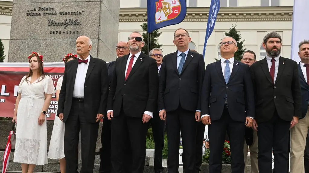 Grzegorz Braun w towarzystwie polityków Konfederacji Korony Polskiej