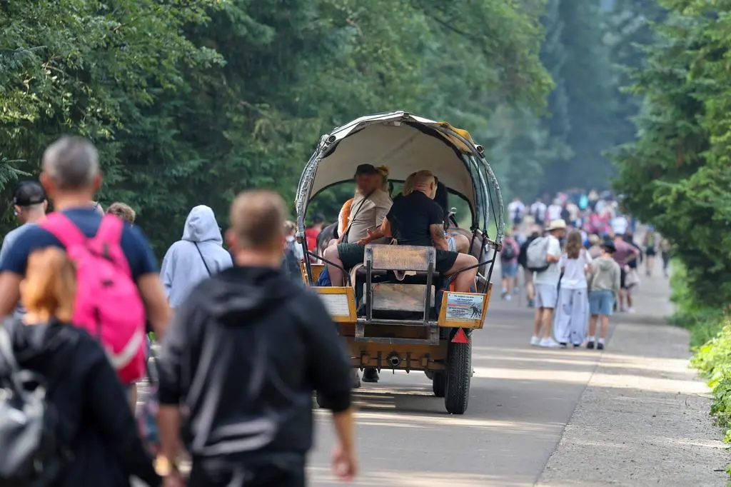 Turyści w drodze do Morskiego Oka (zdjęcie z 2026 roku)