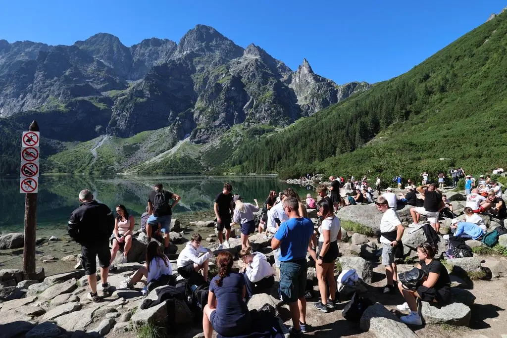 Turyści nad Morskiem Okiem (zdjęcie z 2026 roku)