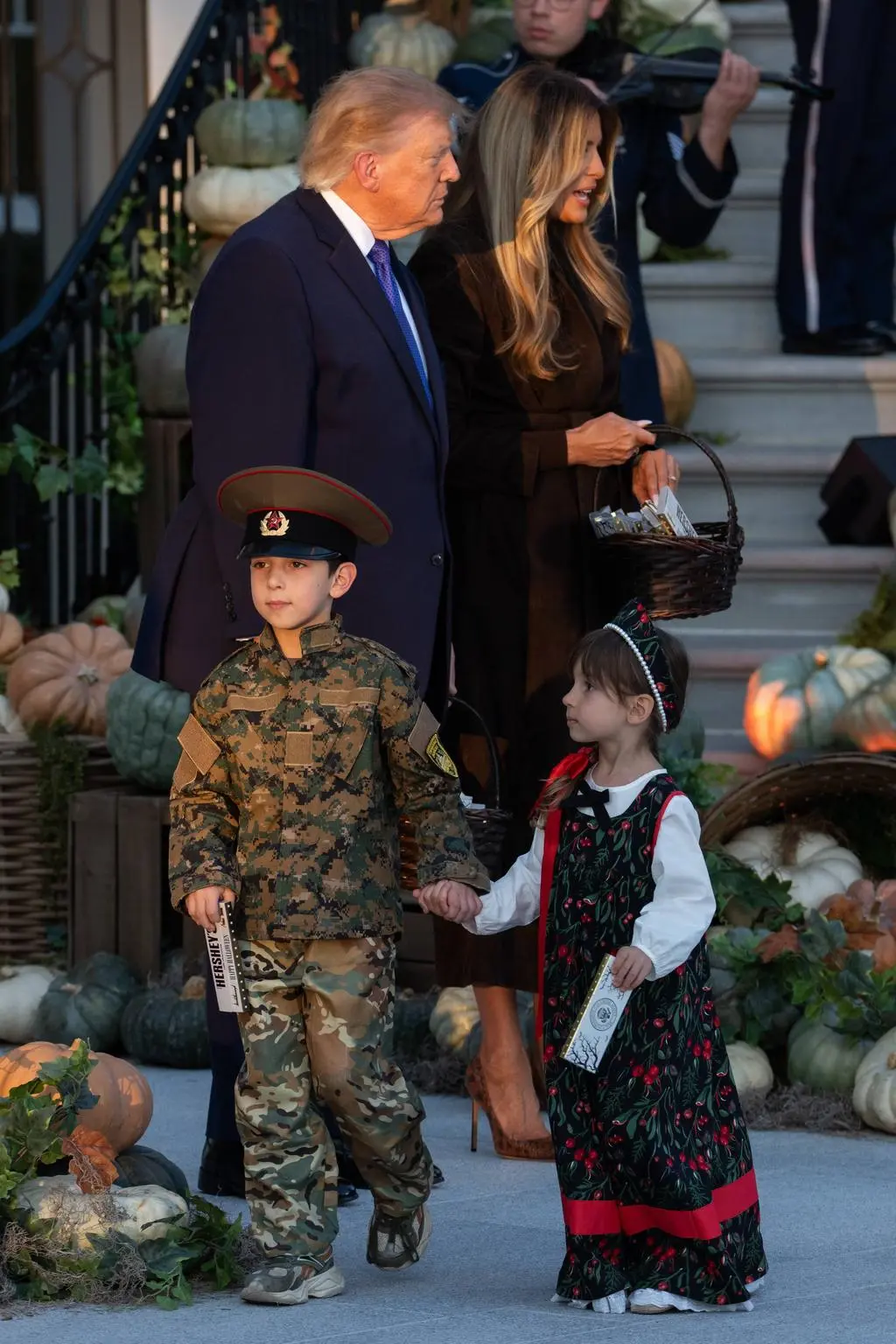Dzieci w rosyjskich strojach u Donalda Trumpa 
