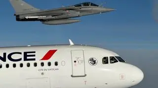 Papież w kokpicie. Rozmawiał z pilotami eskortujących go myśliwców
