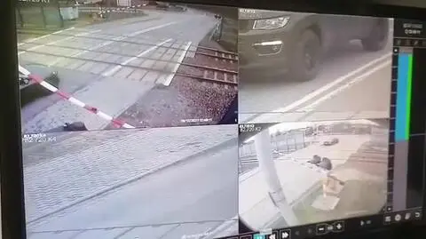 Czerwone światło na przejeździe i opadające rogatki, a kierowca jedzie dalej