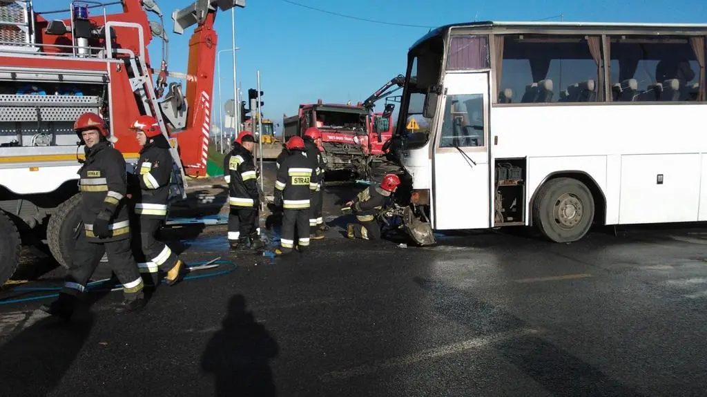 Autokar zderzył się z ciężarówką