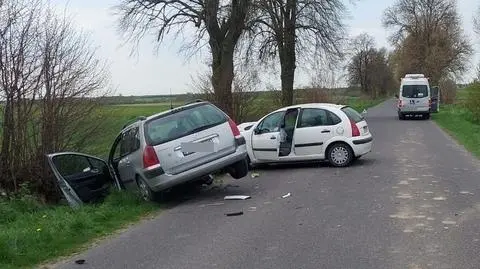 Spieszyła się na maturę. Uderzyła w busa i samochód