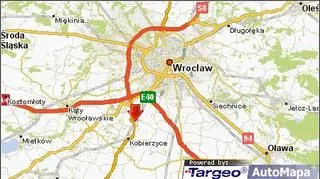 Wjazd na S8 blokuje przewrócona ciężarówka