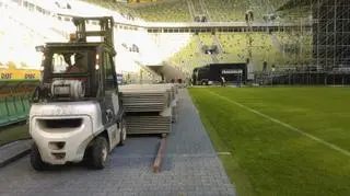 Prace na stadionie przed koncertem