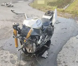 Motocyklista nie przeżył uderzenia w betonowy przepust 