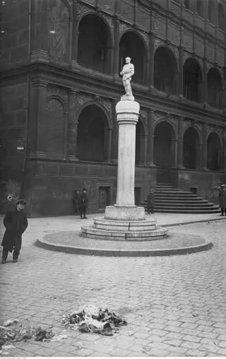 Replikę Pręgierza wykonano w 1925 roku