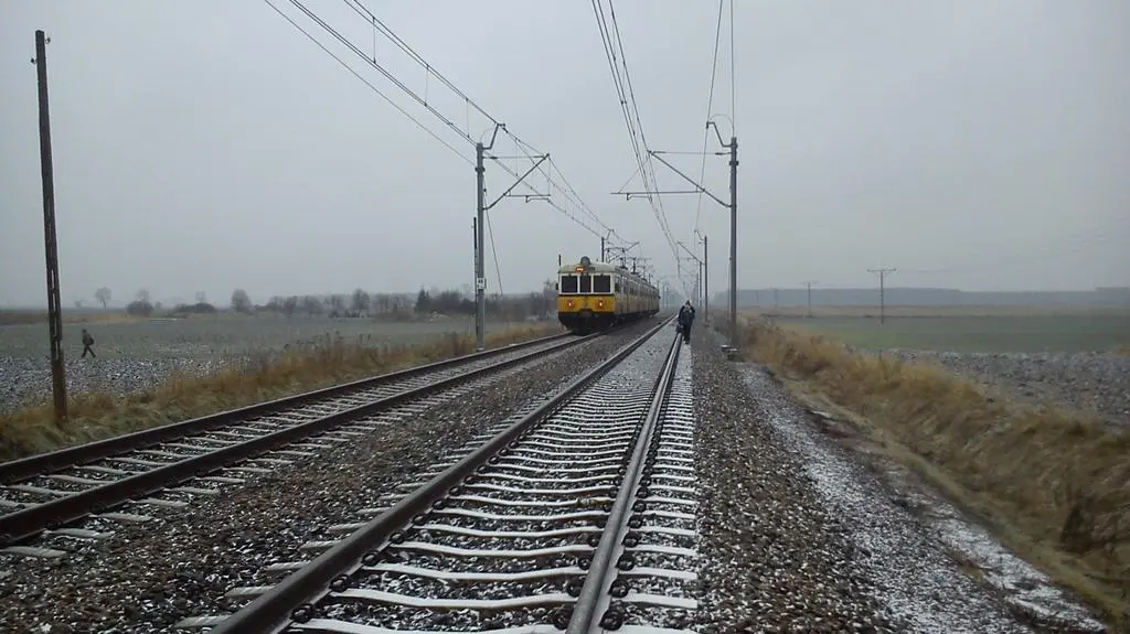 Pociąg utknął w polu za Żmigrodem