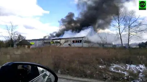 Pożar dużej hali na Bielanach. "Płomienie wydostały się na dach"