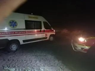 Karetka, wioząca rodzącą kobietę do szpitala  