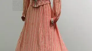 Uszyta z bawełnianej tkaniny dwuczęściowa suknia letnia była ubiorem spacerowym