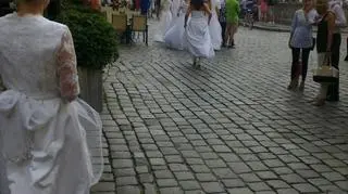 Na Starym Rynku roiło się od panien młodych