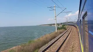Ukraiński pociąg jadący wzdłuż Dniepru na południu kraju