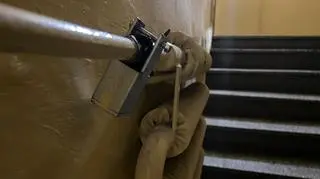 Metalowe klamry na zaworach od kaloryferów
