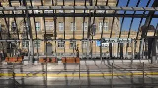 Z przeszklonej stacji widać zabytkowy dworzec