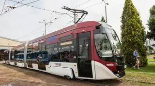 Pojazd ma nowoczesny układ napędowy, który daje możliwość zwrotu energii do sieci trakcyjnej