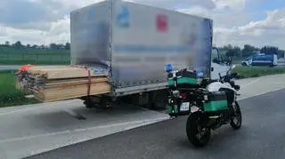 Wystający  ładunek powodował brak stabilności pojazdu