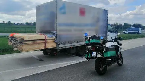 Wystający poza tylną burtę ładunek powodował brak stabilności pojazdu