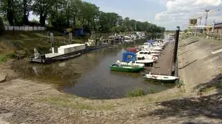 W porcie rzecznym pustki