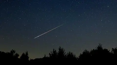 perseidy deszcz meteorow shutterstock_2503307047