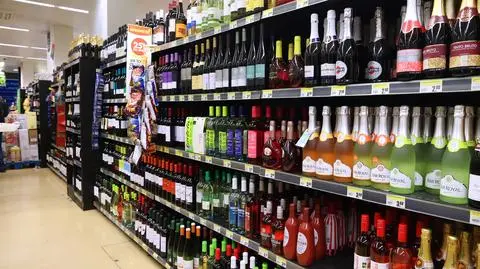 alkohol sklep shutterstock_1703988580