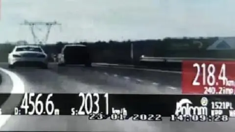 Gnał ponad 200 kilometrów na godzinę, wiózł żonę, dzieci i dwa psy. Nagrali go policjanci