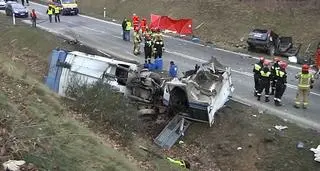 Auto terenowe zderzyło się ze śmieciarką