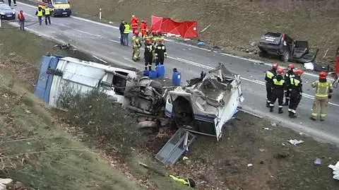 Auto terenowe zderzyło się ze śmieciarką