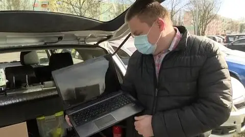 Naprawia komputery i rozdaje je dzieciom