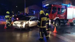 Jadący do pożaru wóz strażacki zderzył się z autem osobowym