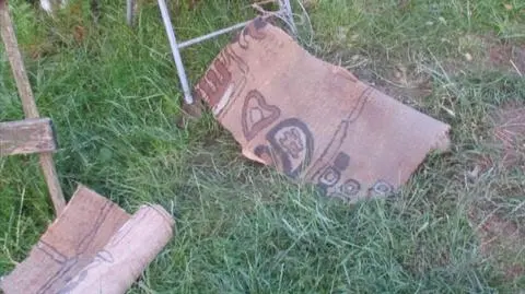 Mężczyzna wypalał w piecu stare dywany 