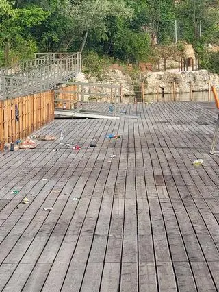 Śmieci w parku Zakrzówek w Krakowie