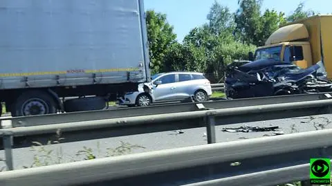 Zderzenie czterech pojazdów na S6. Trzy osoby trafiły do szpitala