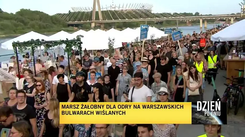 Uczestnicy Marszu żałobnego dla Odry