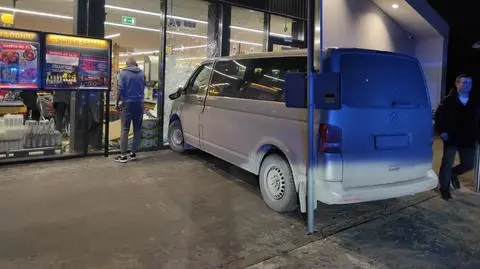 Kierowca busa wjechał w witrynę sklepową. Dwie osoby ranne