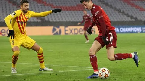 Lewandowski doceniony za zagranie w meczu z Barceloną. "Zatańczył z Gerardem Pique"