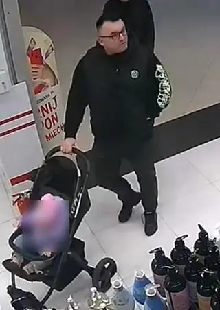 Poszukiwany mężczyzna, który wykorzystał wózek dziecięcy do schowania skradzionych towarów