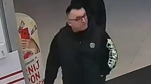 "Chował perfumy do wózka z dzieckiem". Szuka go policja