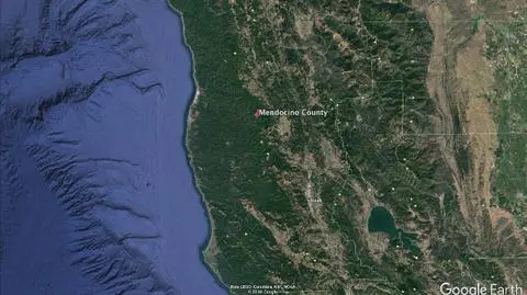 Samochód spadł z klifu w Mendocino County
