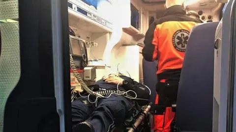 Policjanci uratowali z zadymionego domu dwie osoby. Sami też trafili do szpitala