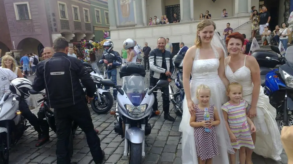 Panny młode chętnie pozowały do zdjęć