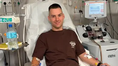 Piotr Olak podczas oddawania komórek macierzystych