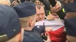 Piotr W. podczas protestu pod Trybunałem Konstytucyjnym