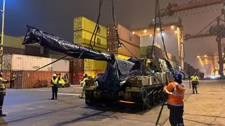 Gdynia. Rozładunek pierwszych koreańskich czołgów K2 i armatohaubic K9