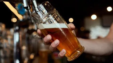 piwo bar alkohol shutterstock_2167548859